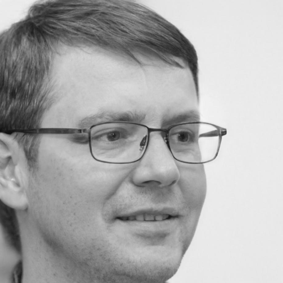 Portrait von Korbinian Riedel, Absolvent des Dokumentarfilm-Schnitt Programms